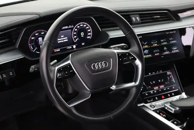 Musta Maastoauto, Audi e-tron – VAR-44811