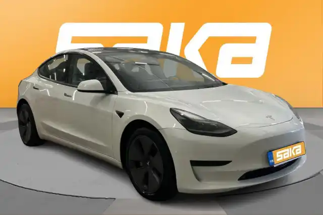Valkoinen Sedan, Tesla Model 3 – VAR-45213