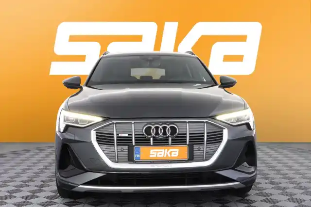 Harmaa Maastoauto, Audi e-tron – VAR-45374