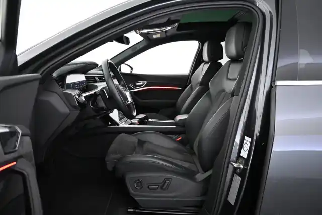 Harmaa Maastoauto, Audi e-tron – VAR-45374