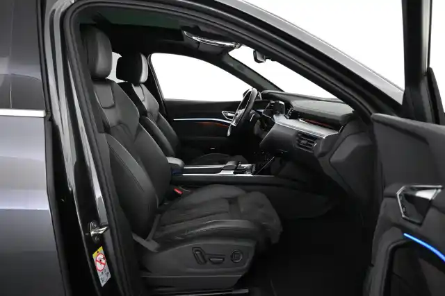 Harmaa Maastoauto, Audi e-tron – VAR-45374