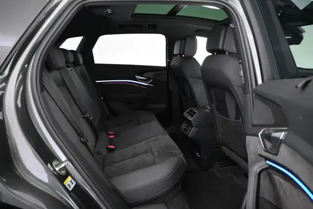Harmaa Maastoauto, Audi e-tron – VAR-45374