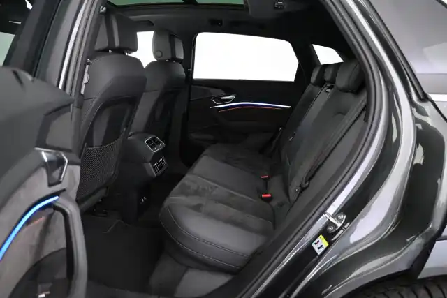 Harmaa Maastoauto, Audi e-tron – VAR-45374