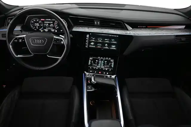 Harmaa Maastoauto, Audi e-tron – VAR-45374