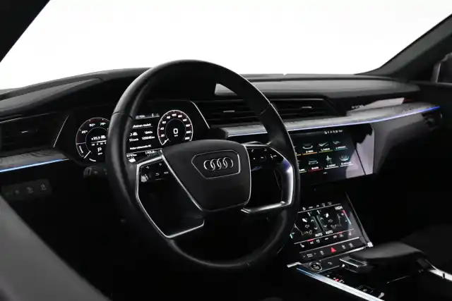 Harmaa Maastoauto, Audi e-tron – VAR-45374