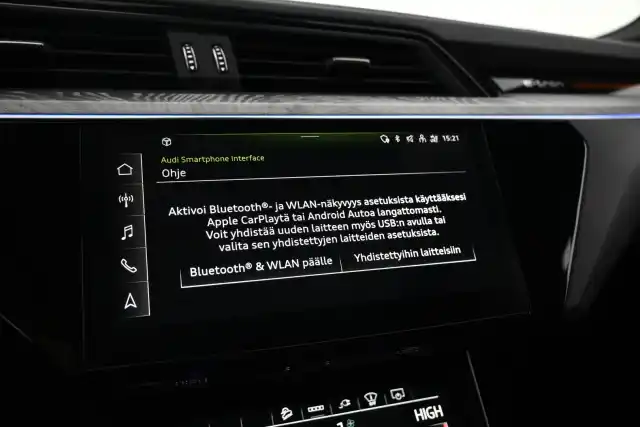Harmaa Maastoauto, Audi e-tron – VAR-45374