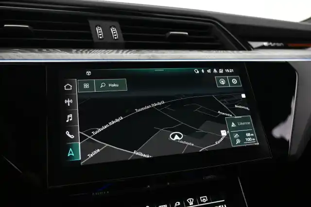 Harmaa Maastoauto, Audi e-tron – VAR-45374