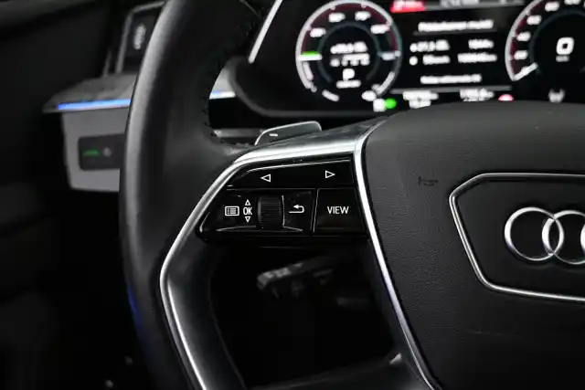 Harmaa Maastoauto, Audi e-tron – VAR-45374