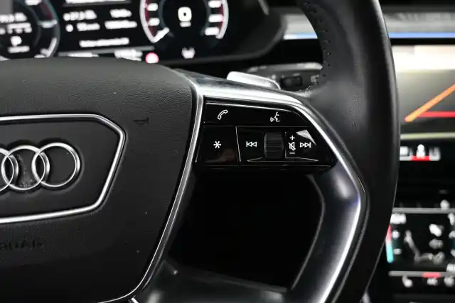 Harmaa Maastoauto, Audi e-tron – VAR-45374