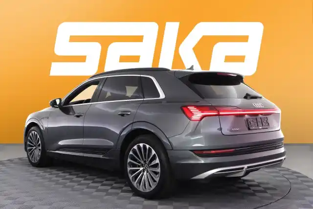 Harmaa Maastoauto, Audi e-tron – VAR-45374