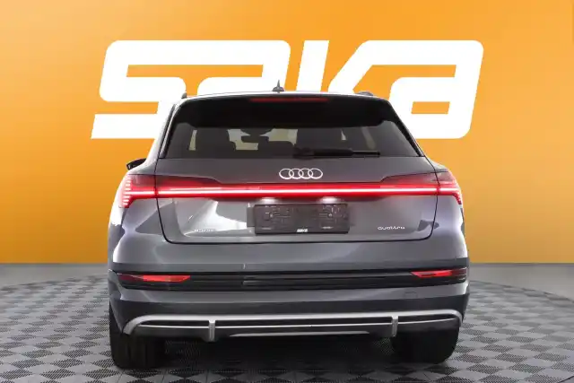 Harmaa Maastoauto, Audi e-tron – VAR-45374