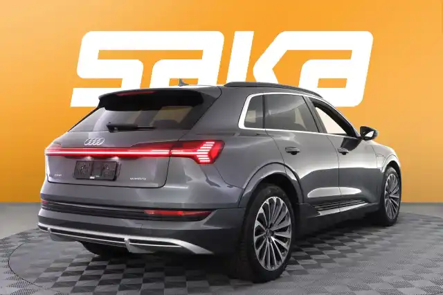 Harmaa Maastoauto, Audi e-tron – VAR-45374