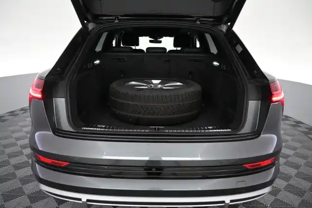 Harmaa Maastoauto, Audi e-tron – VAR-45374