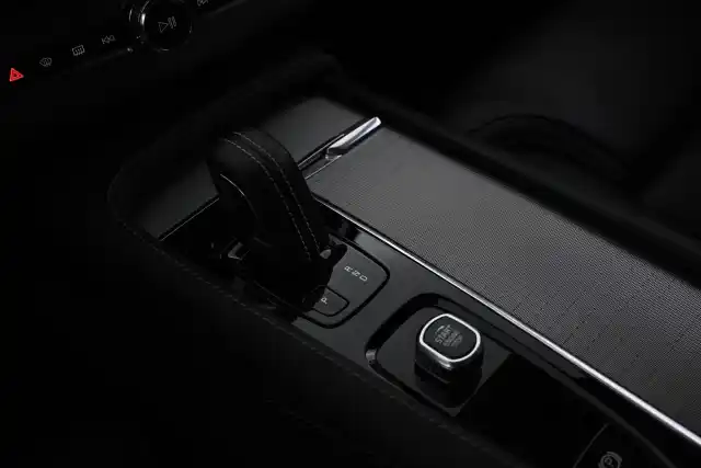 Musta Maastoauto, Volvo XC90 – VAR-45918
