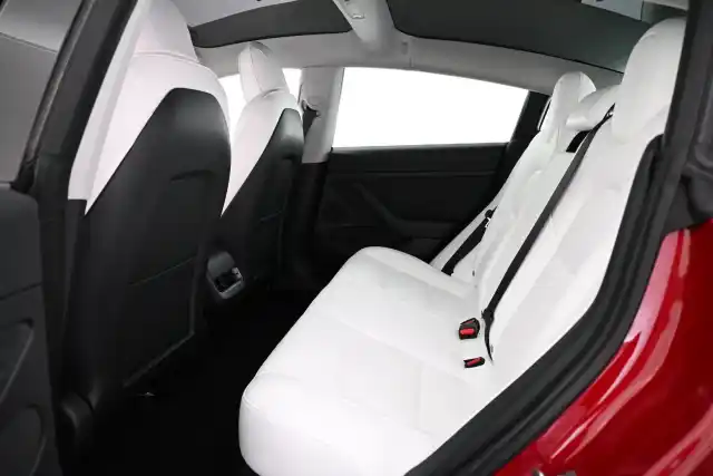 Punainen Sedan, Tesla Model 3 – VAR-46750
