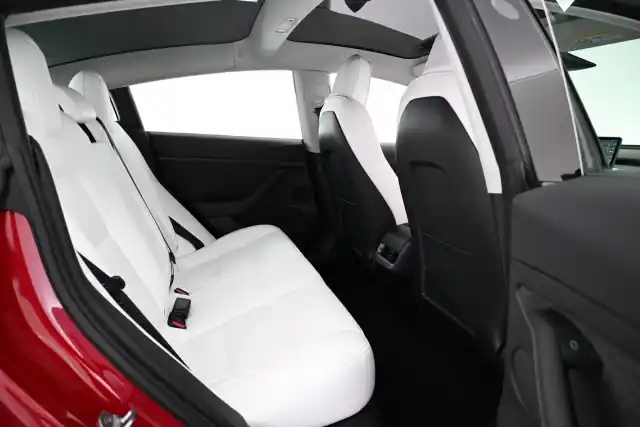 Punainen Sedan, Tesla Model 3 – VAR-46750