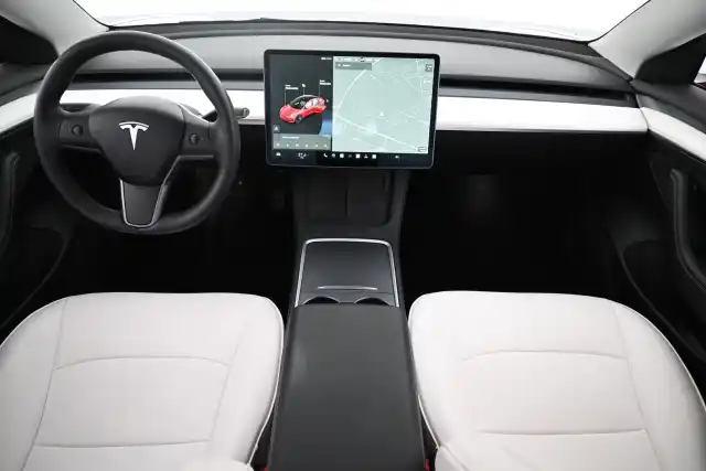 Punainen Sedan, Tesla Model 3 – VAR-46750