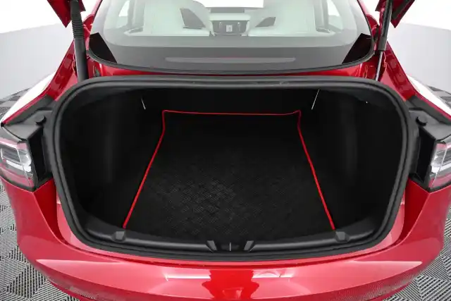 Punainen Sedan, Tesla Model 3 – VAR-46750