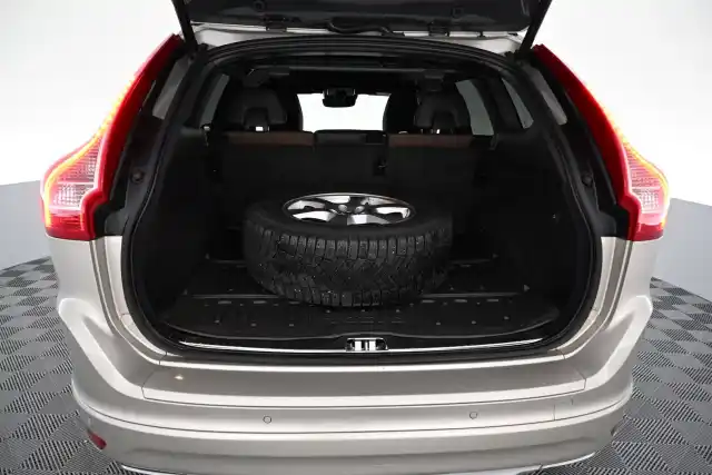 Ruskea Maastoauto, Volvo XC60 – VAR-47000