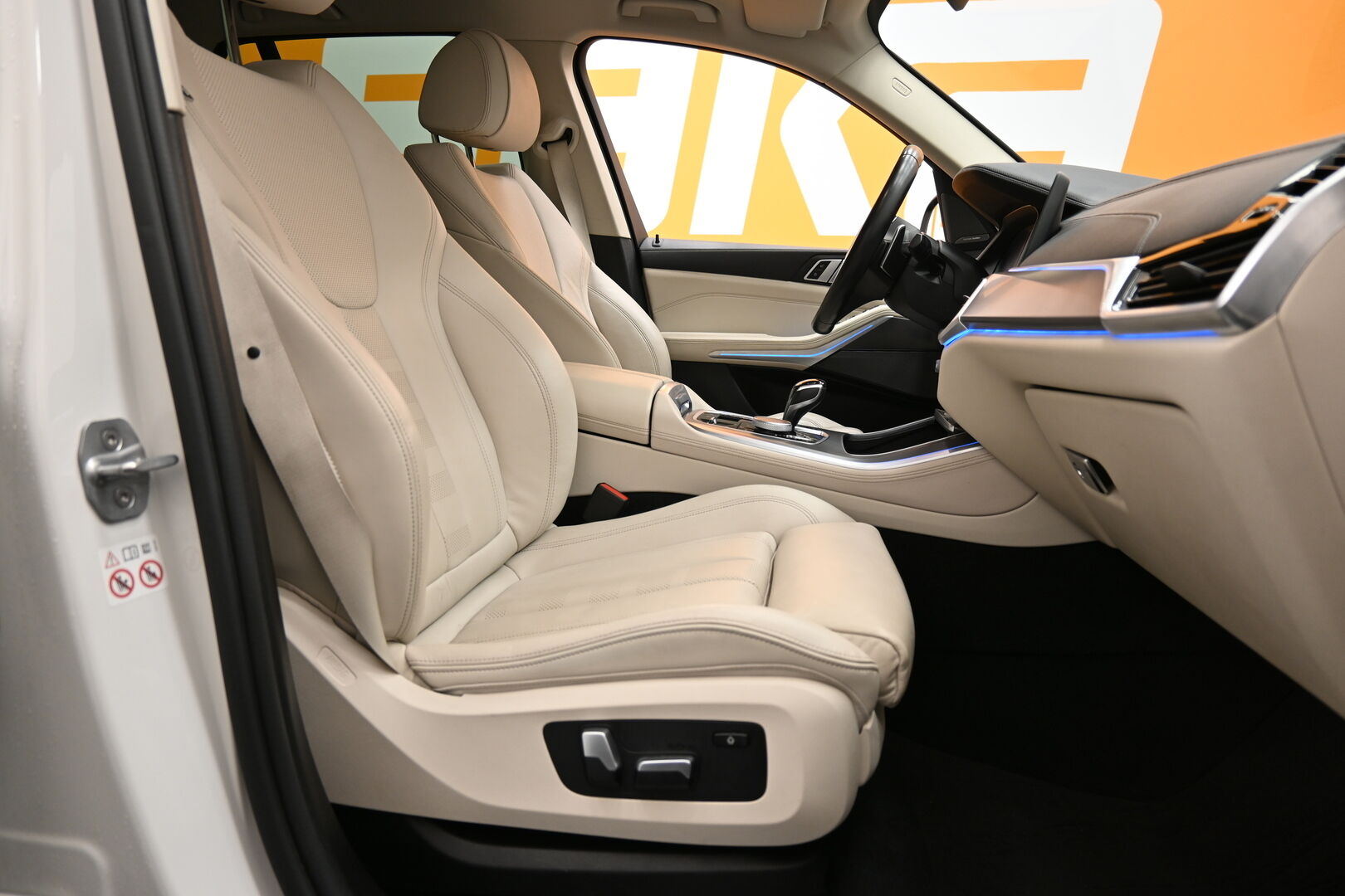 Valkoinen Maastoauto, BMW X5 – VAR-47080