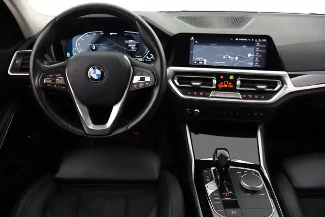 Musta Farmari, BMW 330 – VAR-47137