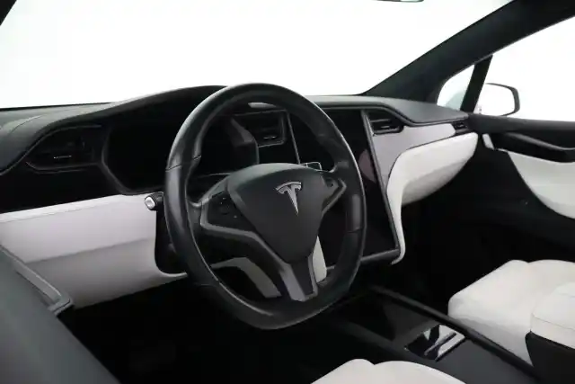 Valkoinen Maastoauto, Tesla Model X – VAR-47385