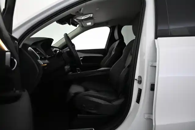 Valkoinen Maastoauto, Volvo XC90 – VAR-47830