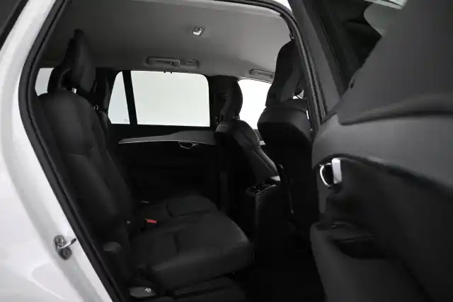 Valkoinen Maastoauto, Volvo XC90 – VAR-47830