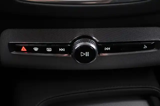Valkoinen Maastoauto, Volvo XC90 – VAR-47830