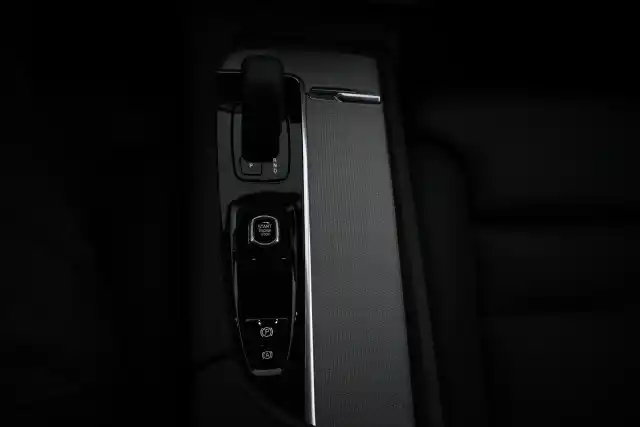 Valkoinen Maastoauto, Volvo XC90 – VAR-47830