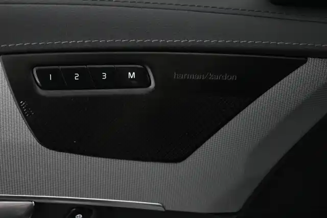 Valkoinen Maastoauto, Volvo XC90 – VAR-47830