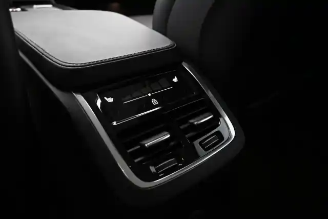 Musta Maastoauto, Volvo XC90 – VAR-47881