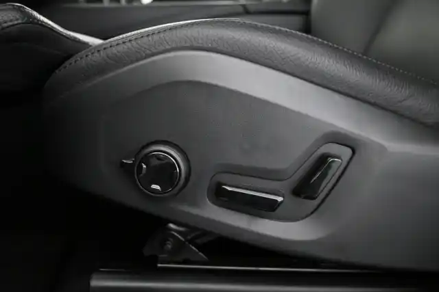 Musta Maastoauto, Volvo XC90 – VAR-47881