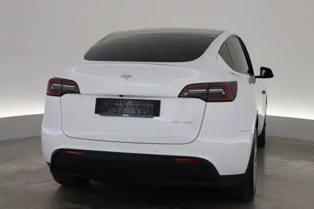 Valkoinen Maastoauto, Tesla Model Y – VAR-47997