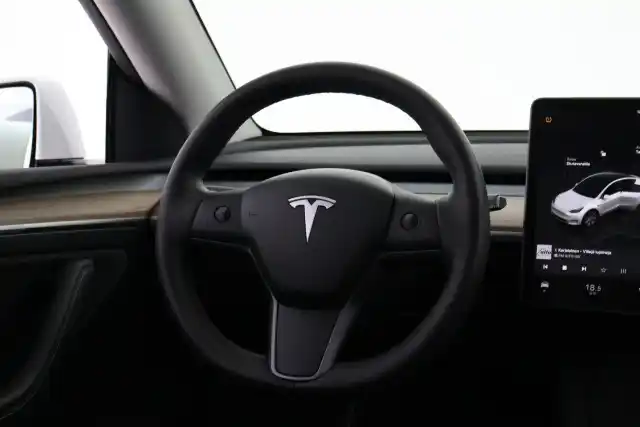 Valkoinen Maastoauto, Tesla Model Y – VAR-47997