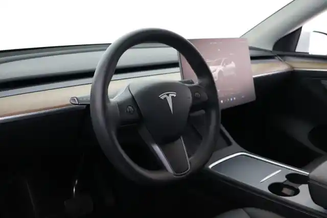 Valkoinen Maastoauto, Tesla Model Y – VAR-47997