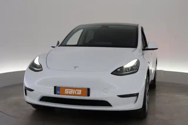 Valkoinen Maastoauto, Tesla Model Y – VAR-47997