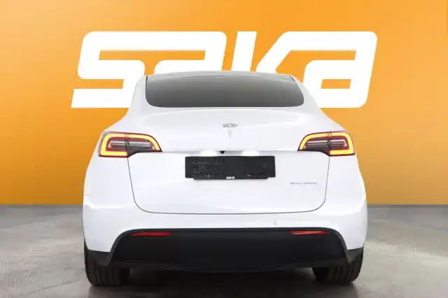 Valkoinen Maastoauto, Tesla Model Y – VAR-47997