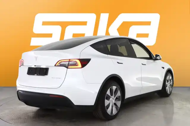 Valkoinen Maastoauto, Tesla Model Y – VAR-47997