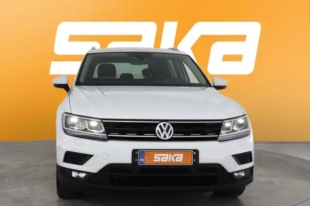 Valkoinen Maastoauto, Volkswagen Tiguan – VAR-48410