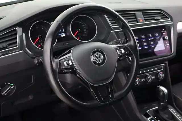 Valkoinen Maastoauto, Volkswagen Tiguan – VAR-48410