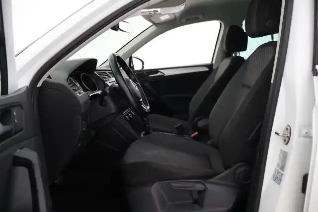 Valkoinen Maastoauto, Volkswagen Tiguan – VAR-48410