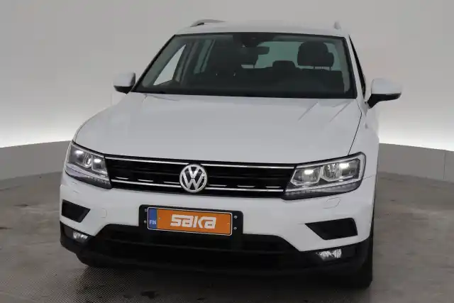 Valkoinen Maastoauto, Volkswagen Tiguan – VAR-48410