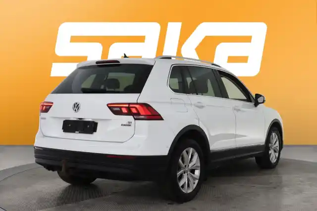 Valkoinen Maastoauto, Volkswagen Tiguan – VAR-48410