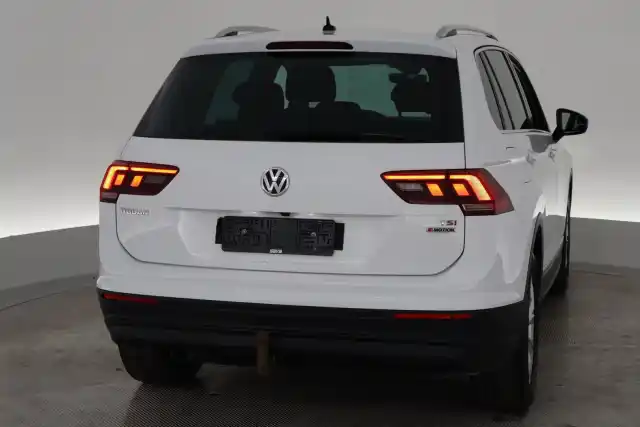 Valkoinen Maastoauto, Volkswagen Tiguan – VAR-48410