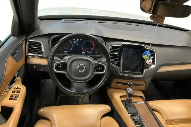 Valkoinen Maastoauto, Volvo XC90 – VAR-48555