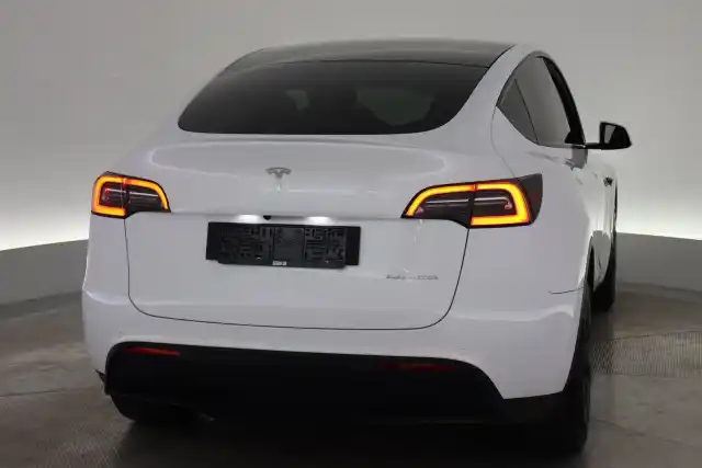 Valkoinen Maastoauto, Tesla Model Y – VAR-48663