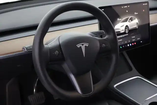 Valkoinen Maastoauto, Tesla Model Y – VAR-48663