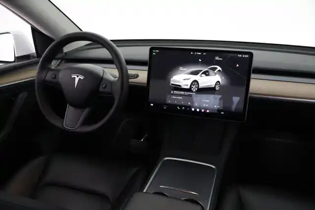 Valkoinen Maastoauto, Tesla Model Y – VAR-48663