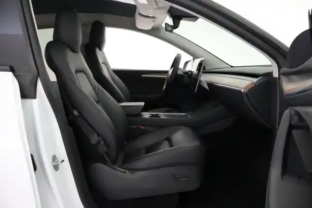 Valkoinen Maastoauto, Tesla Model Y – VAR-48663